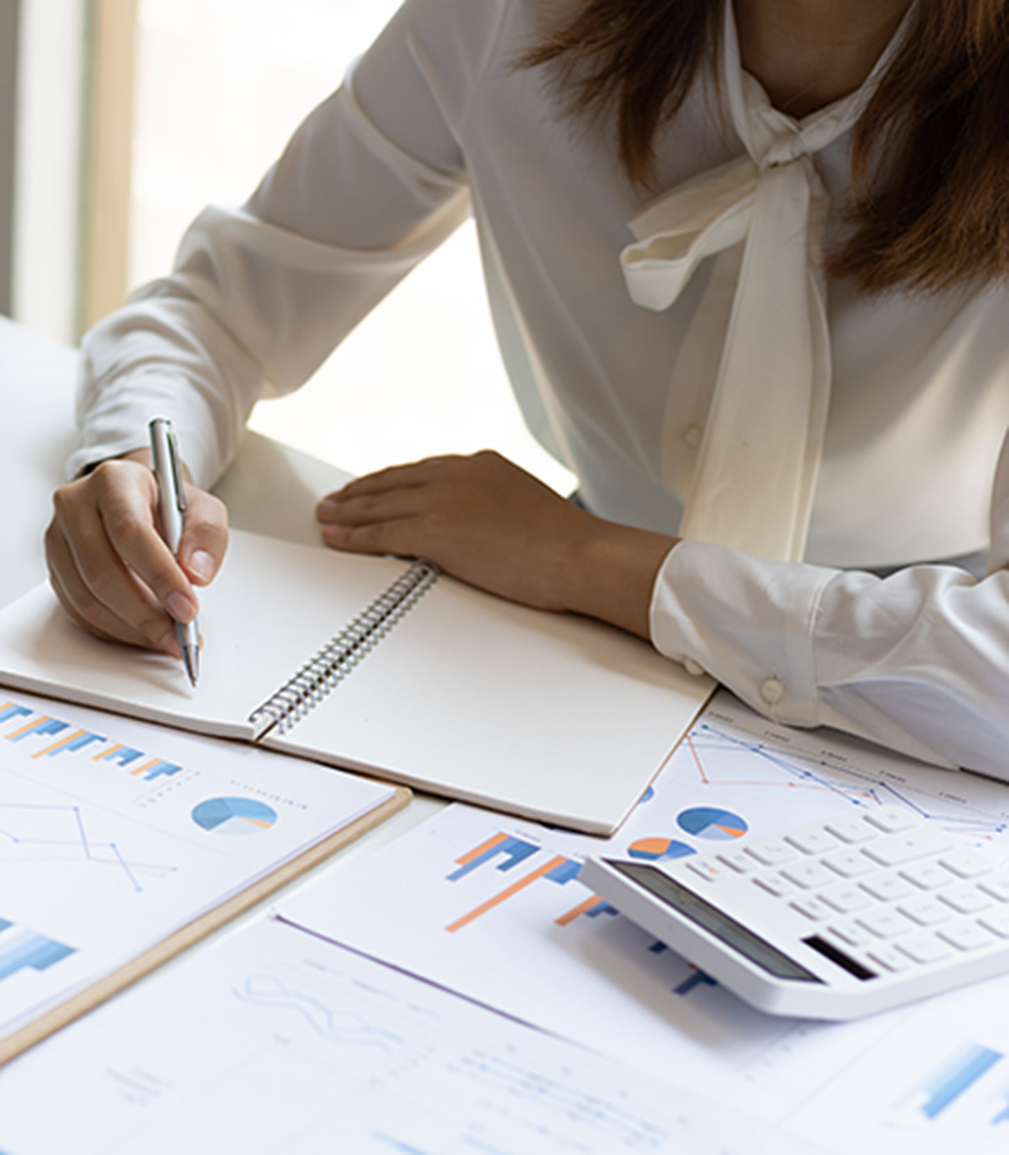 chica-analizando-datos